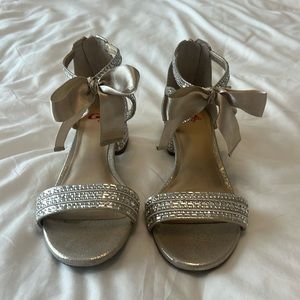 Gianni Bini Girls formal shoes.  Girls size 4
